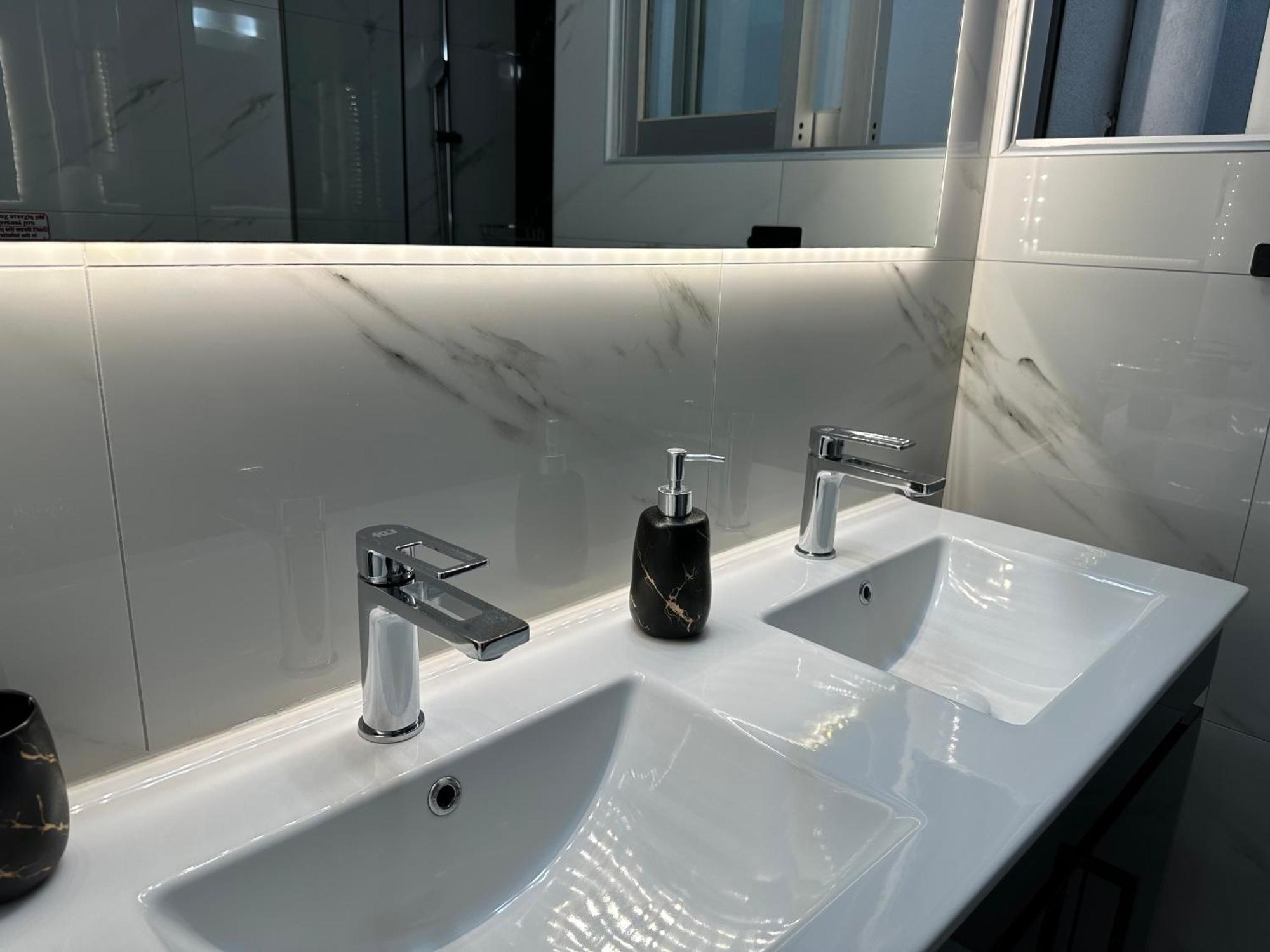W Pearl Suite Néa Péramos Екстериор снимка